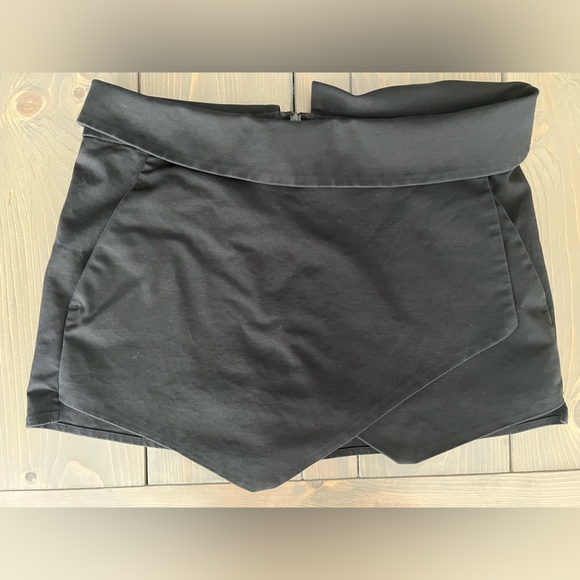 Aritiza Talula Skort - Picture 1 of 3